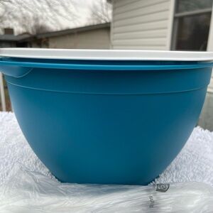NIP Tupperware 40 cup Bowl with Flower Embossed Seal
